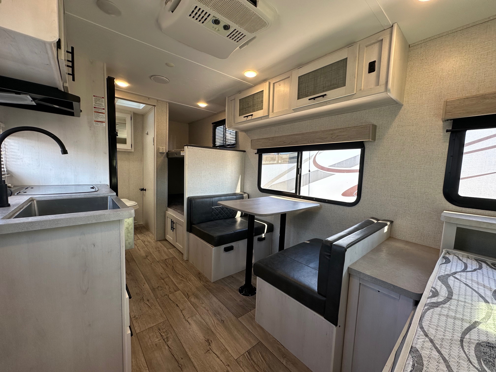 2021 Coleman by Dutchmen Rubicon 1628BH travel trailer – Excellent Condition!