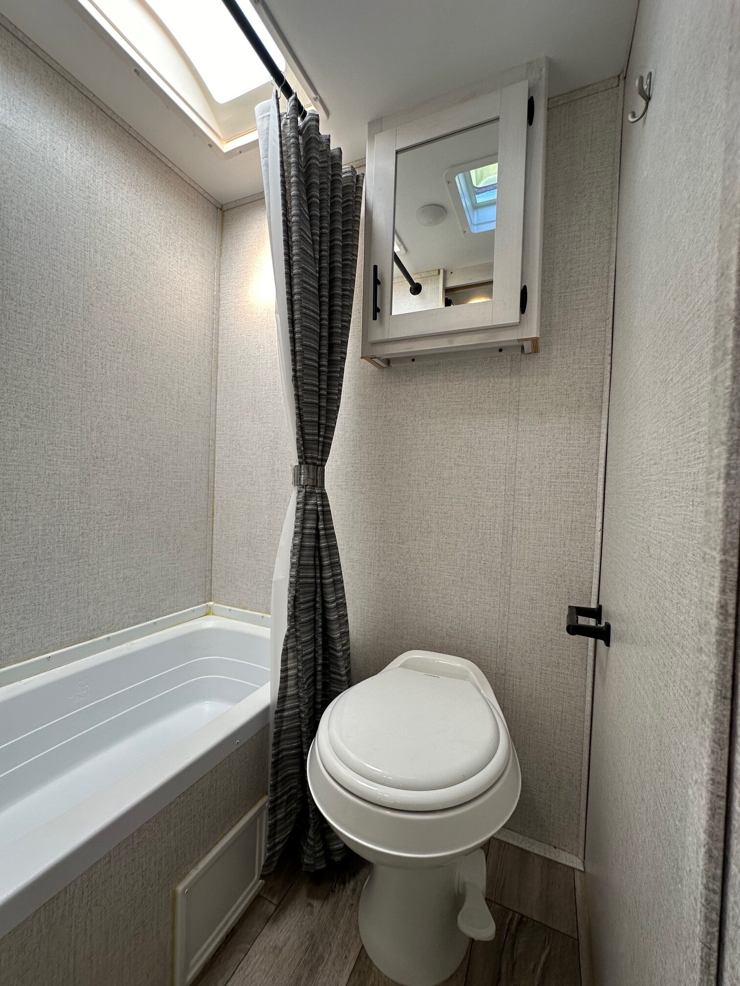 2021 Coleman by Dutchmen Rubicon 1628BH travel trailer – Excellent Condition!