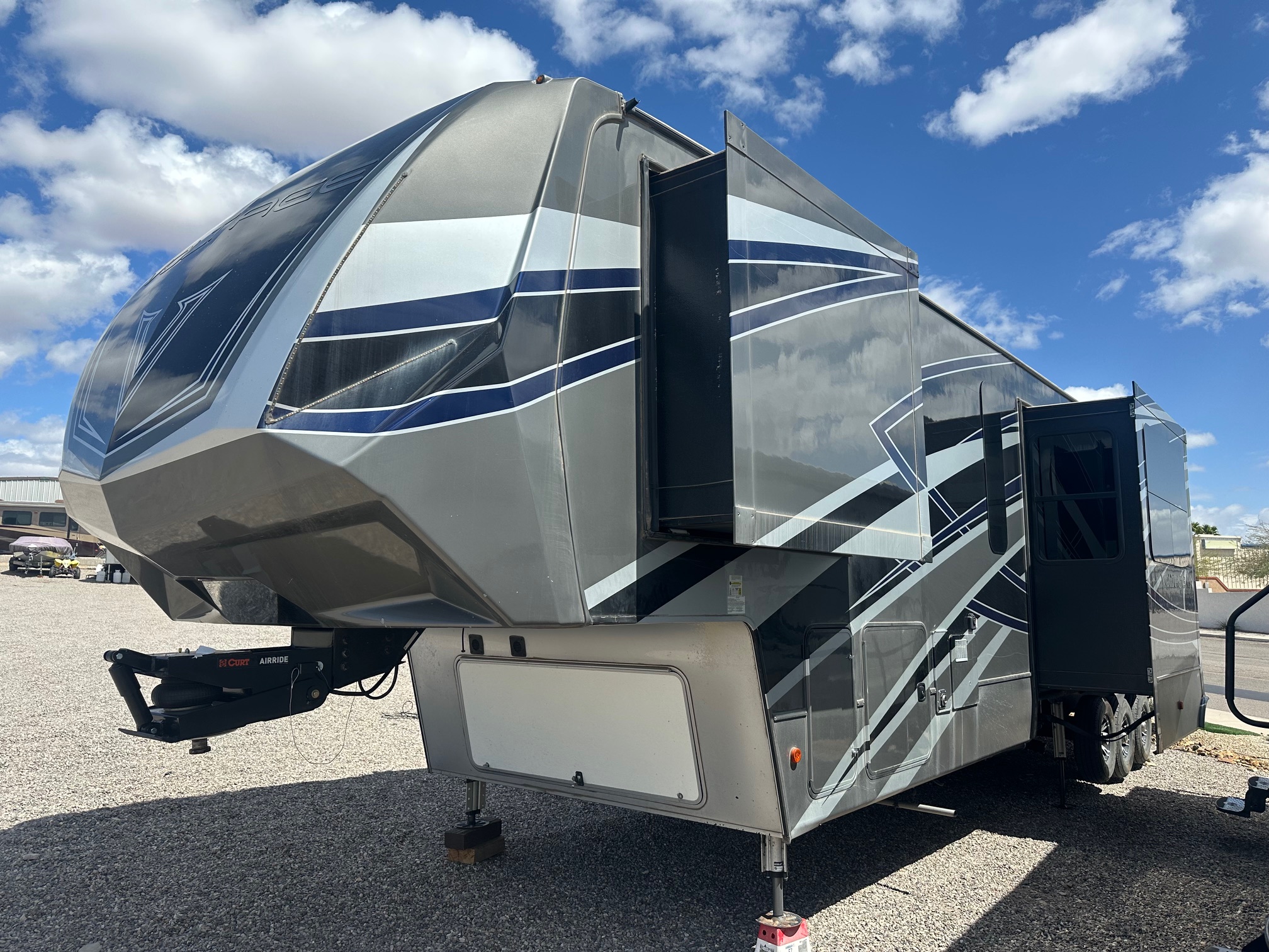 2019 Dutchmen Voltage 4185 toy hauler 5th wheel