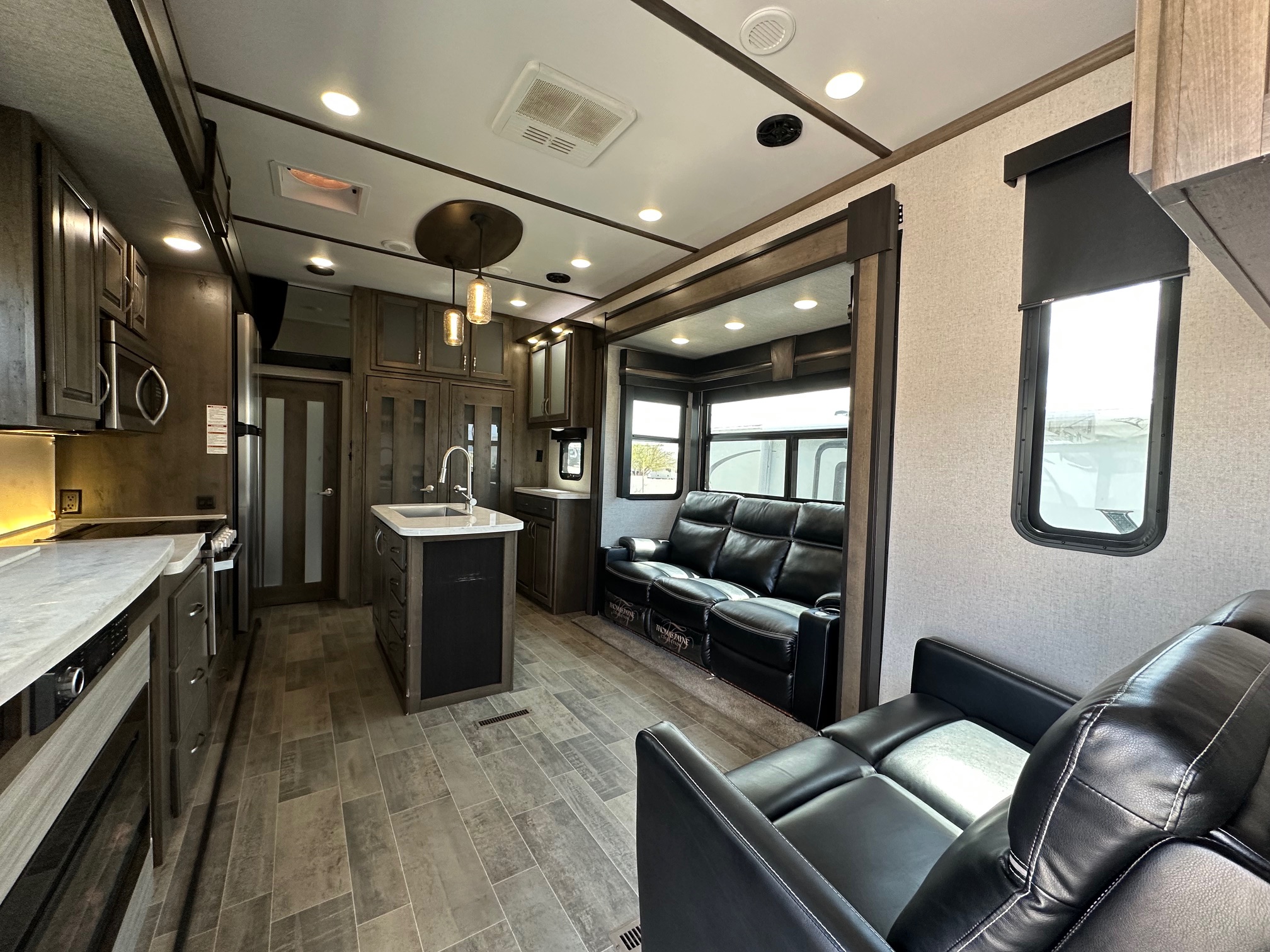 2019 Dutchmen Voltage 4185 toy hauler 5th wheel