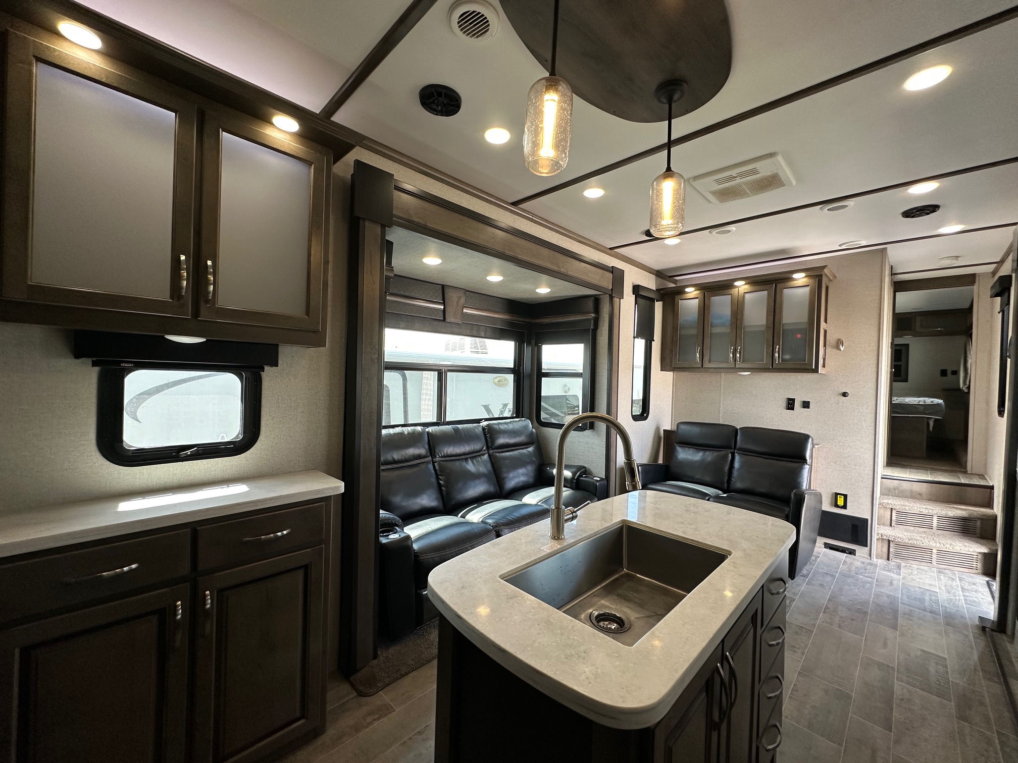 2019 Dutchmen Voltage 4185 toy hauler 5th wheel