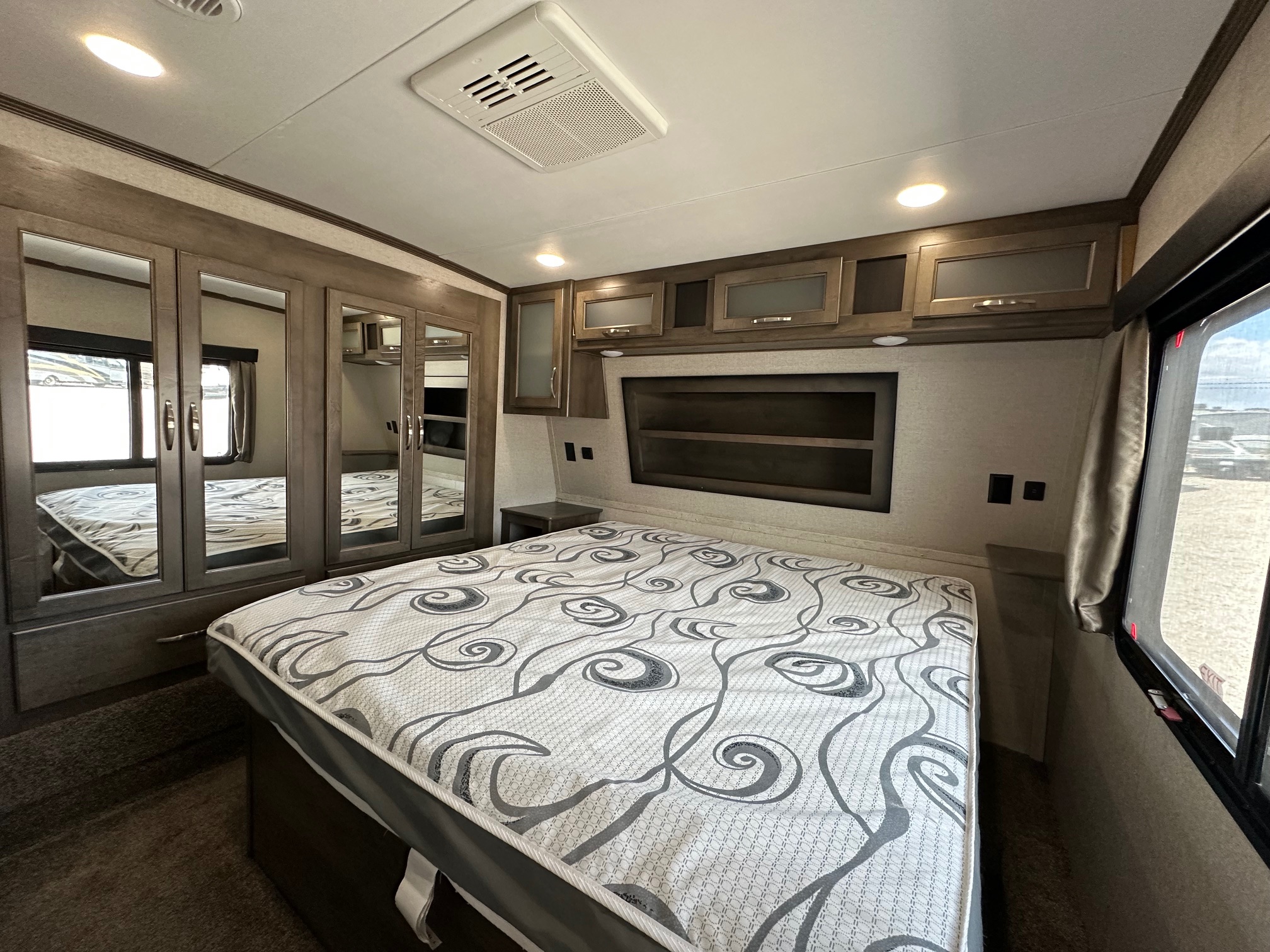 2019 Dutchmen Voltage 4185 toy hauler 5th wheel