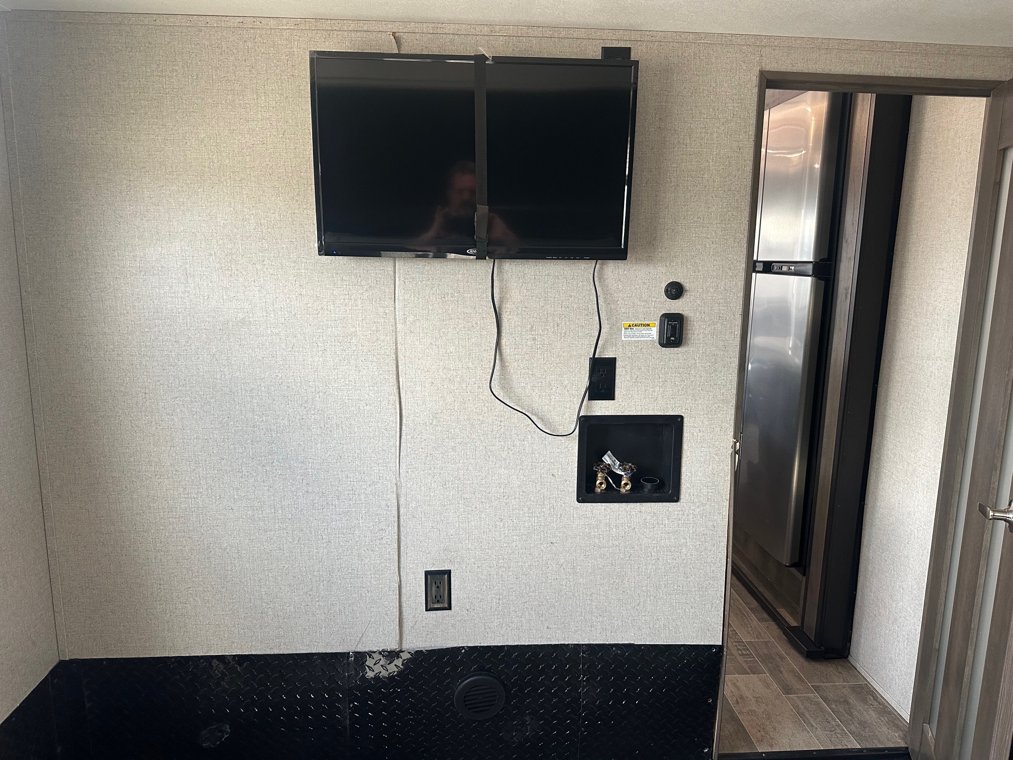 2019 Dutchmen Voltage 4185 toy hauler 5th wheel