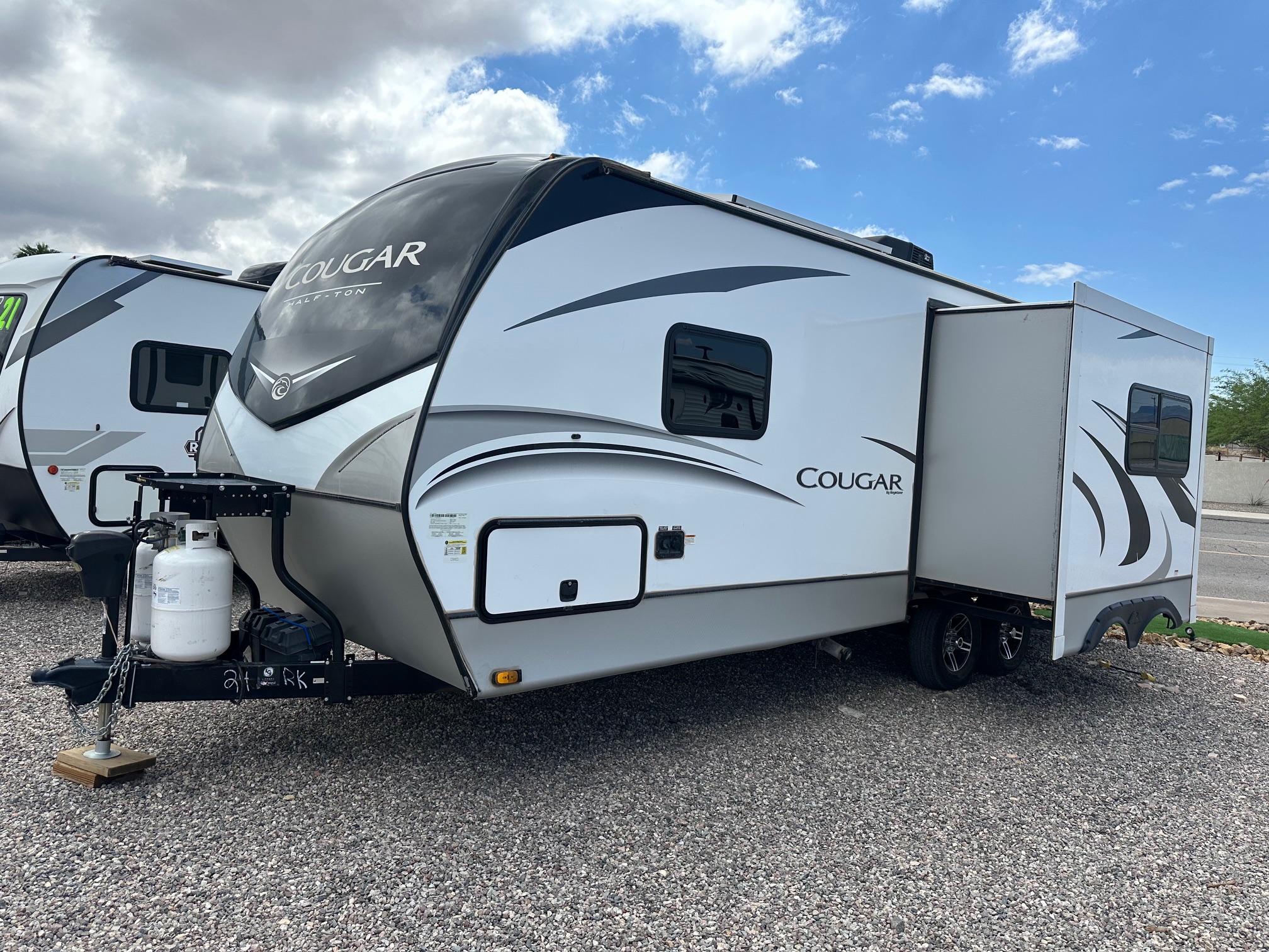 2021 Keystone Cougar 24SABWE travel trailer with solar!