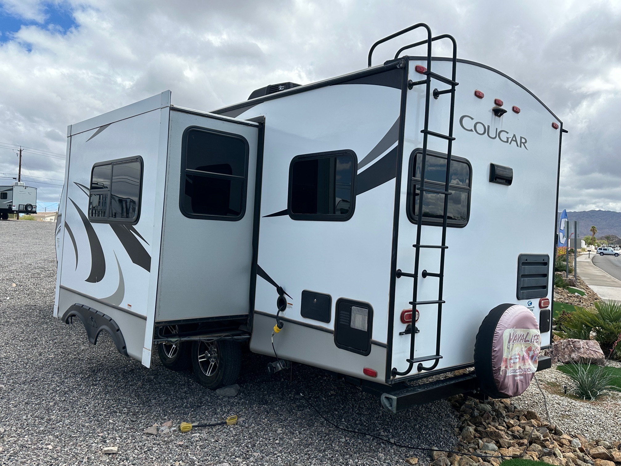 2021 Keystone Cougar 24SABWE travel trailer with solar!