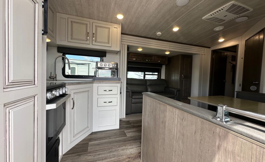 2021 Keystone Cougar 24SABWE travel trailer with solar!