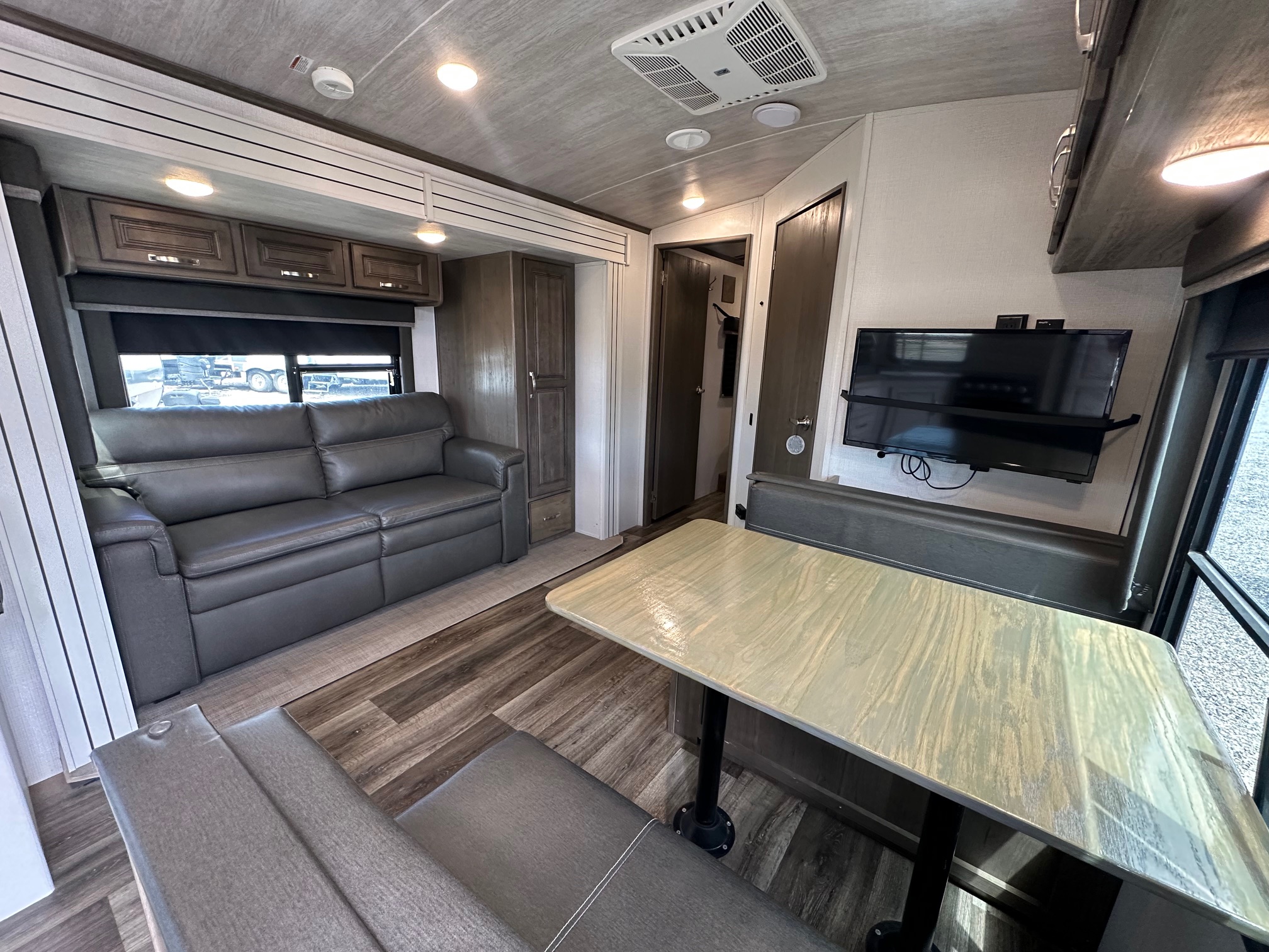 2021 Keystone Cougar 24SABWE travel trailer with solar!