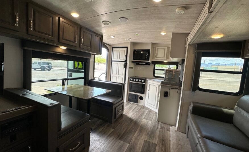 2021 Keystone Cougar 24SABWE travel trailer with solar!