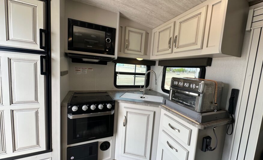 2021 Keystone Cougar 24SABWE travel trailer with solar!