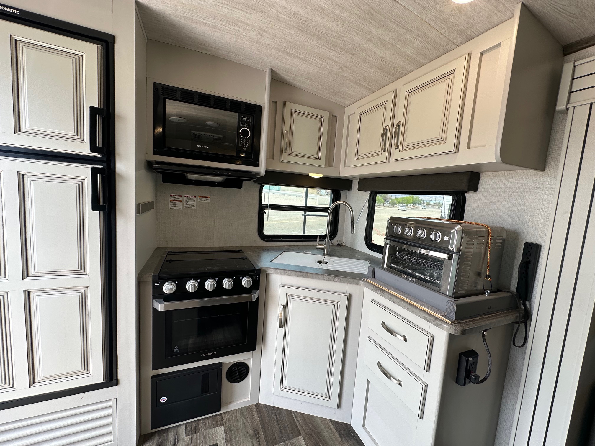 2021 Keystone Cougar 24SABWE travel trailer with solar!