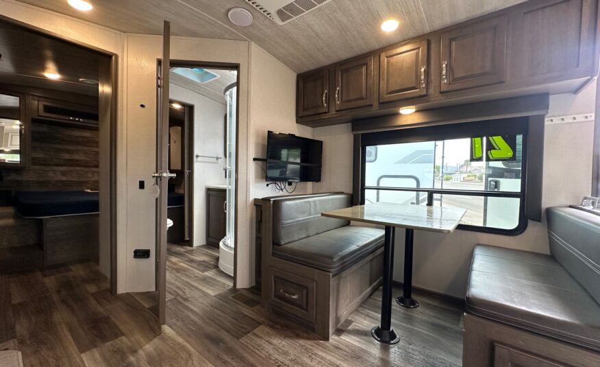 2021 Keystone Cougar 24SABWE travel trailer with solar!
