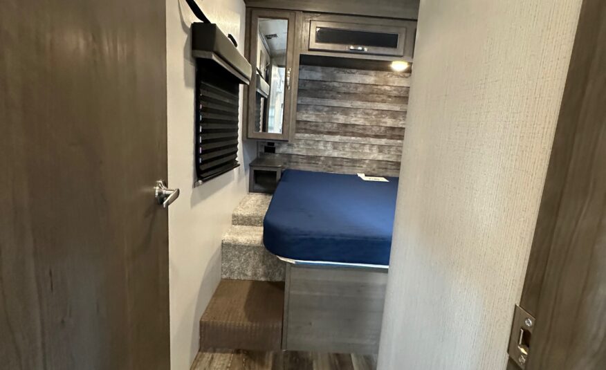2021 Keystone Cougar 24SABWE travel trailer with solar!
