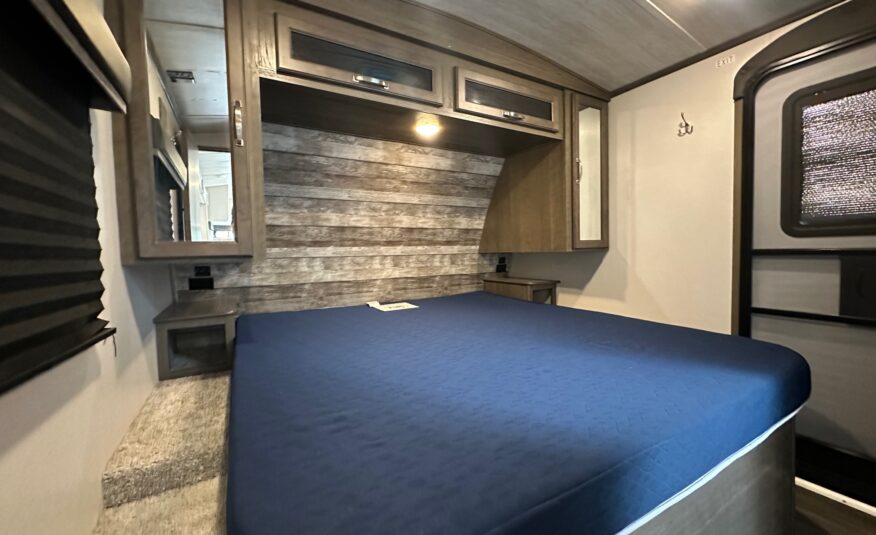 2021 Keystone Cougar 24SABWE travel trailer with solar!