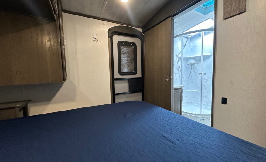 2021 Keystone Cougar 24SABWE travel trailer with solar!