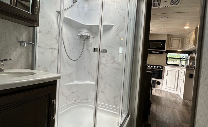 2021 Keystone Cougar 24SABWE travel trailer with solar!