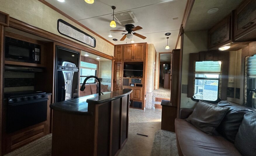 2012 Keystone Raptor RP395LEV Toy Hauler 5th wheel – 1 1/2 bathrooms!