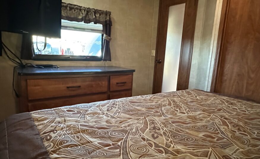 2012 Keystone Raptor RP395LEV Toy Hauler 5th wheel – 1 1/2 bathrooms!