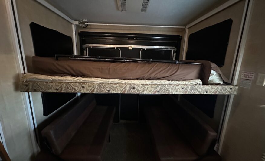 2012 Keystone Raptor RP395LEV Toy Hauler 5th wheel – 1 1/2 bathrooms!
