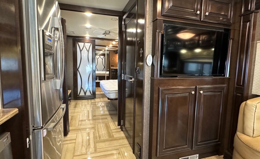 2015 Thor Tuscany 40DX Class A Diesel Pusher Motorhome – 1 1/2 bathrooms 