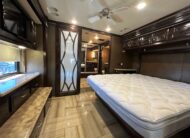 2015 Thor Tuscany 40DX Class A Diesel Pusher Motorhome – 1 1/2 bathrooms 
