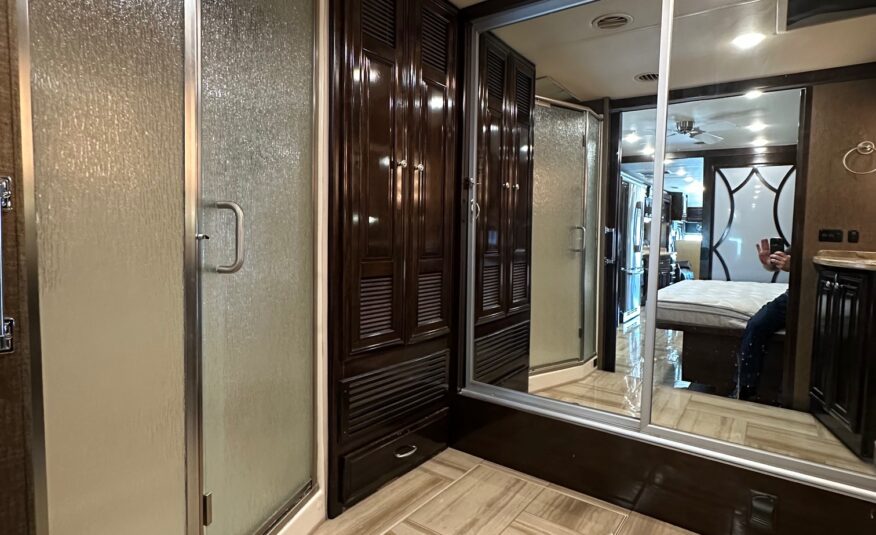 2015 Thor Tuscany 40DX Class A Diesel Pusher Motorhome – 1 1/2 bathrooms 