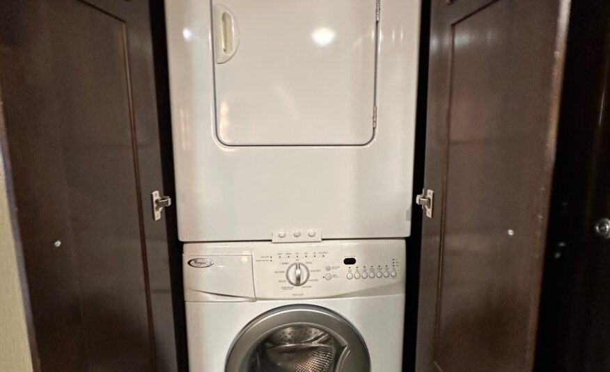 2015 Thor Tuscany 40DX Class A Diesel Pusher Motorhome – 1 1/2 bathrooms 
