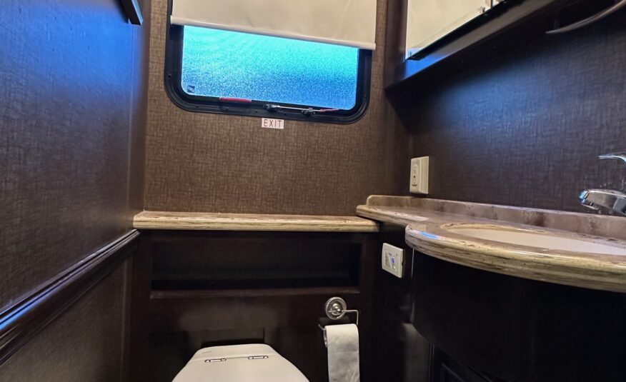 2015 Thor Tuscany 40DX Class A Diesel Pusher Motorhome – 1 1/2 bathrooms 