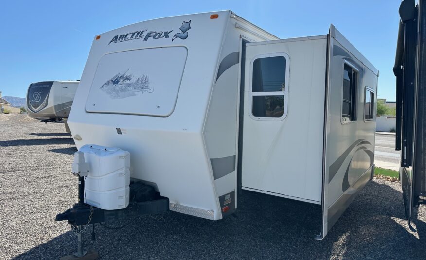 2011 Northwood Arctic Fox Silver Fox Edition 29L travel trailer – Extra Clean!