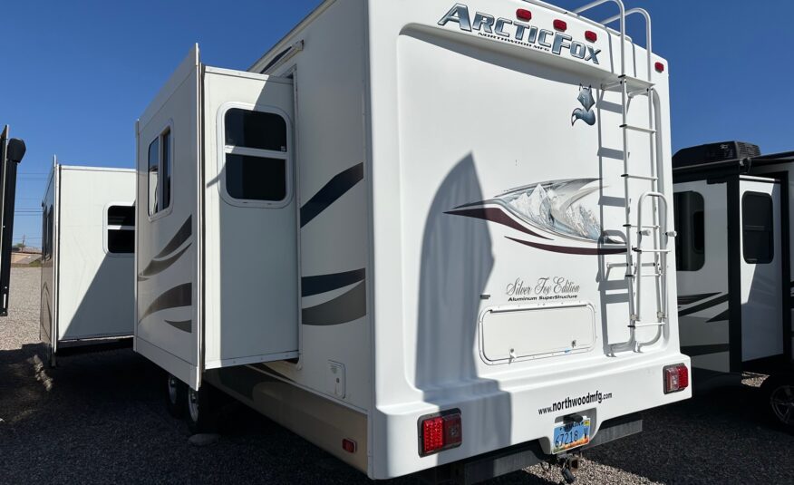 2011 Northwood Arctic Fox Silver Fox Edition 29L travel trailer – Extra Clean!