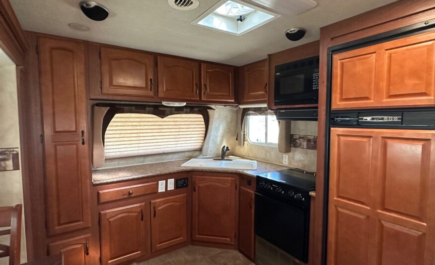 2011 Northwood Arctic Fox Silver Fox Edition 29L travel trailer – Extra Clean!