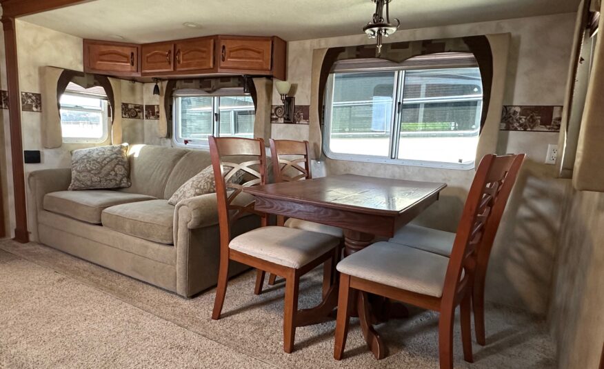 2011 Northwood Arctic Fox Silver Fox Edition 29L travel trailer – Extra Clean!