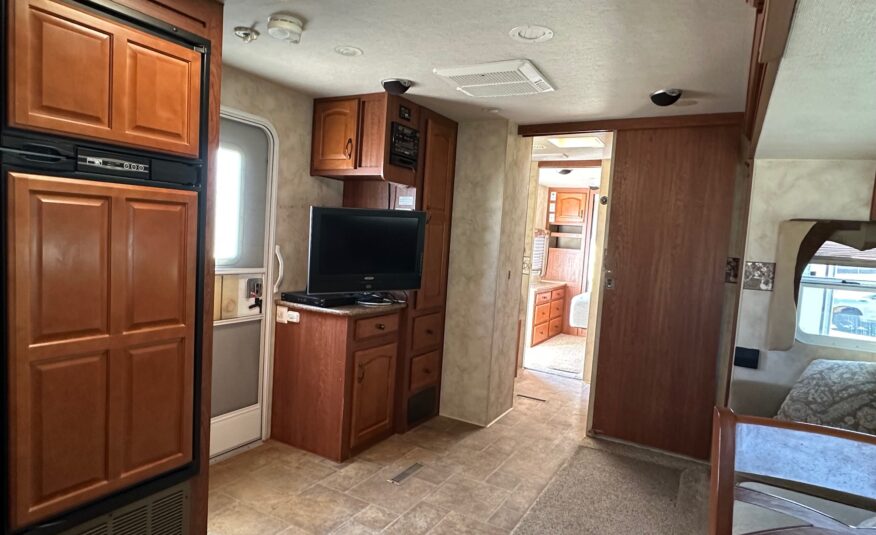 2011 Northwood Arctic Fox Silver Fox Edition 29L travel trailer – Extra Clean!