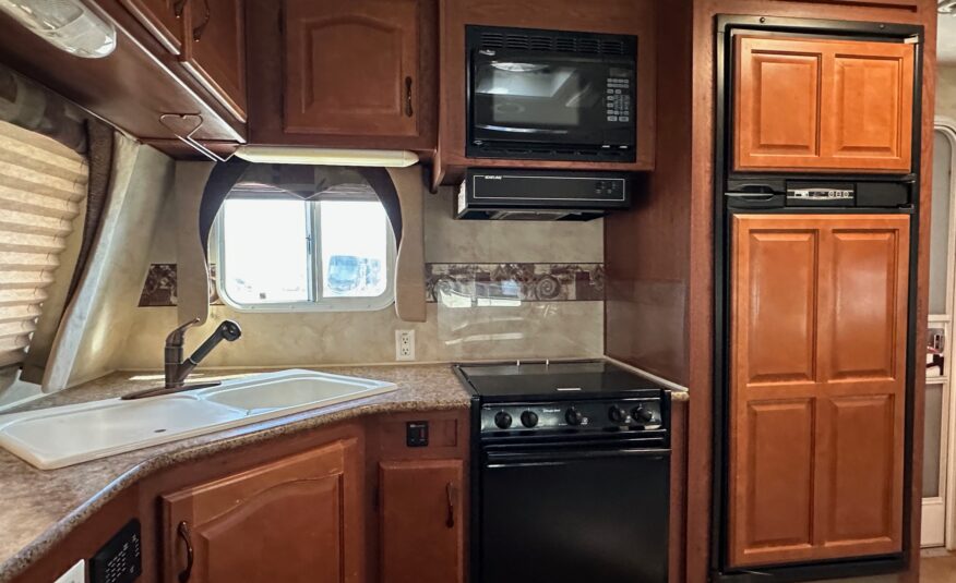2011 Northwood Arctic Fox Silver Fox Edition 29L travel trailer – Extra Clean!