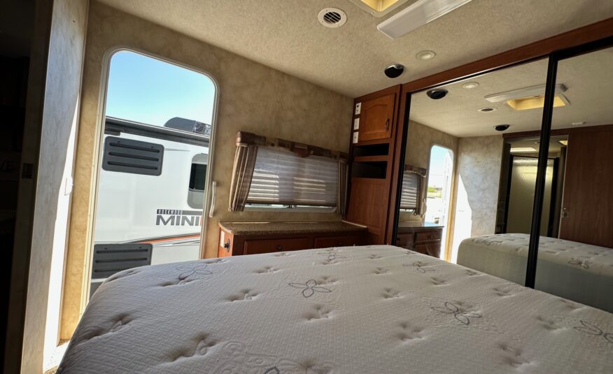 2011 Northwood Arctic Fox Silver Fox Edition 29L travel trailer – Extra Clean!