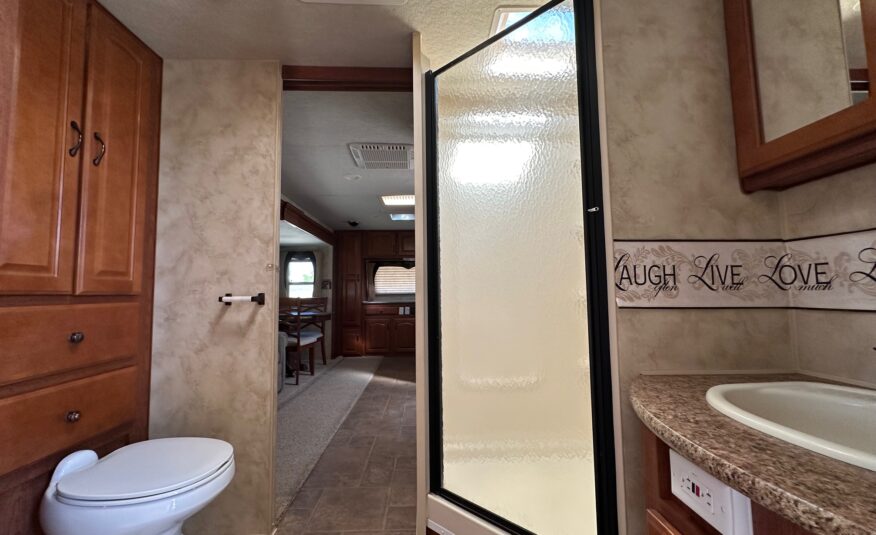 2011 Northwood Arctic Fox Silver Fox Edition 29L travel trailer – Extra Clean!