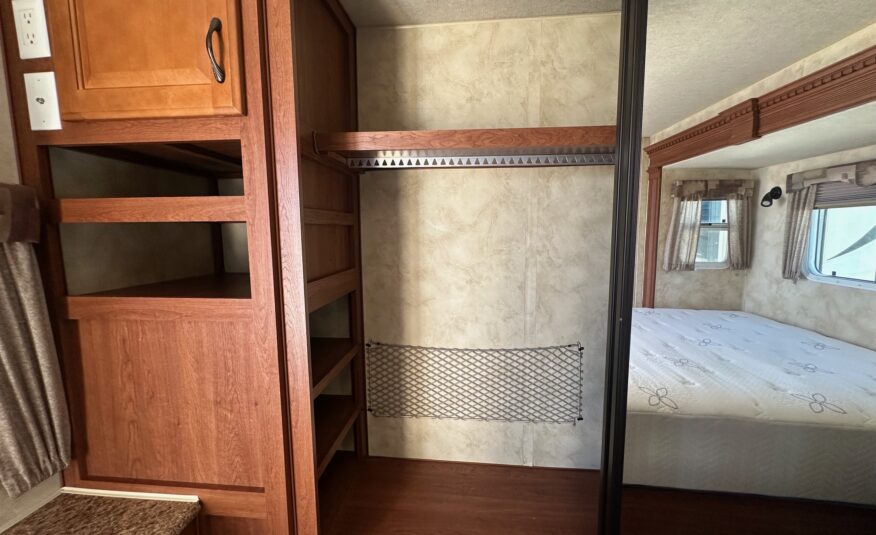 2011 Northwood Arctic Fox Silver Fox Edition 29L travel trailer – Extra Clean!