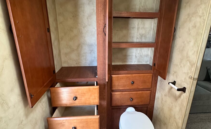 2011 Northwood Arctic Fox Silver Fox Edition 29L travel trailer – Extra Clean!