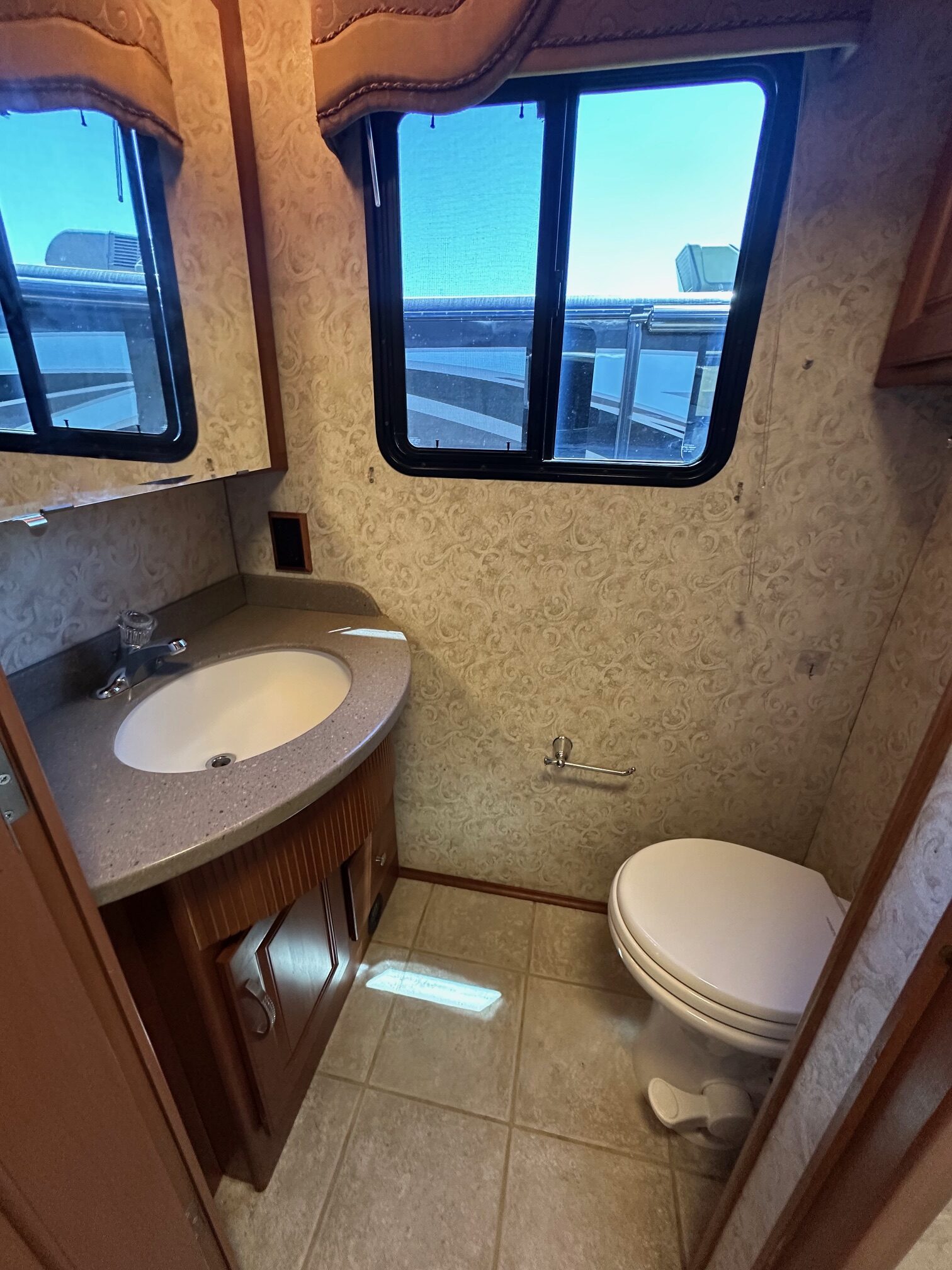 2006 Winnebago Vectra 40KD Class A Diesel Pusher Motorhome 