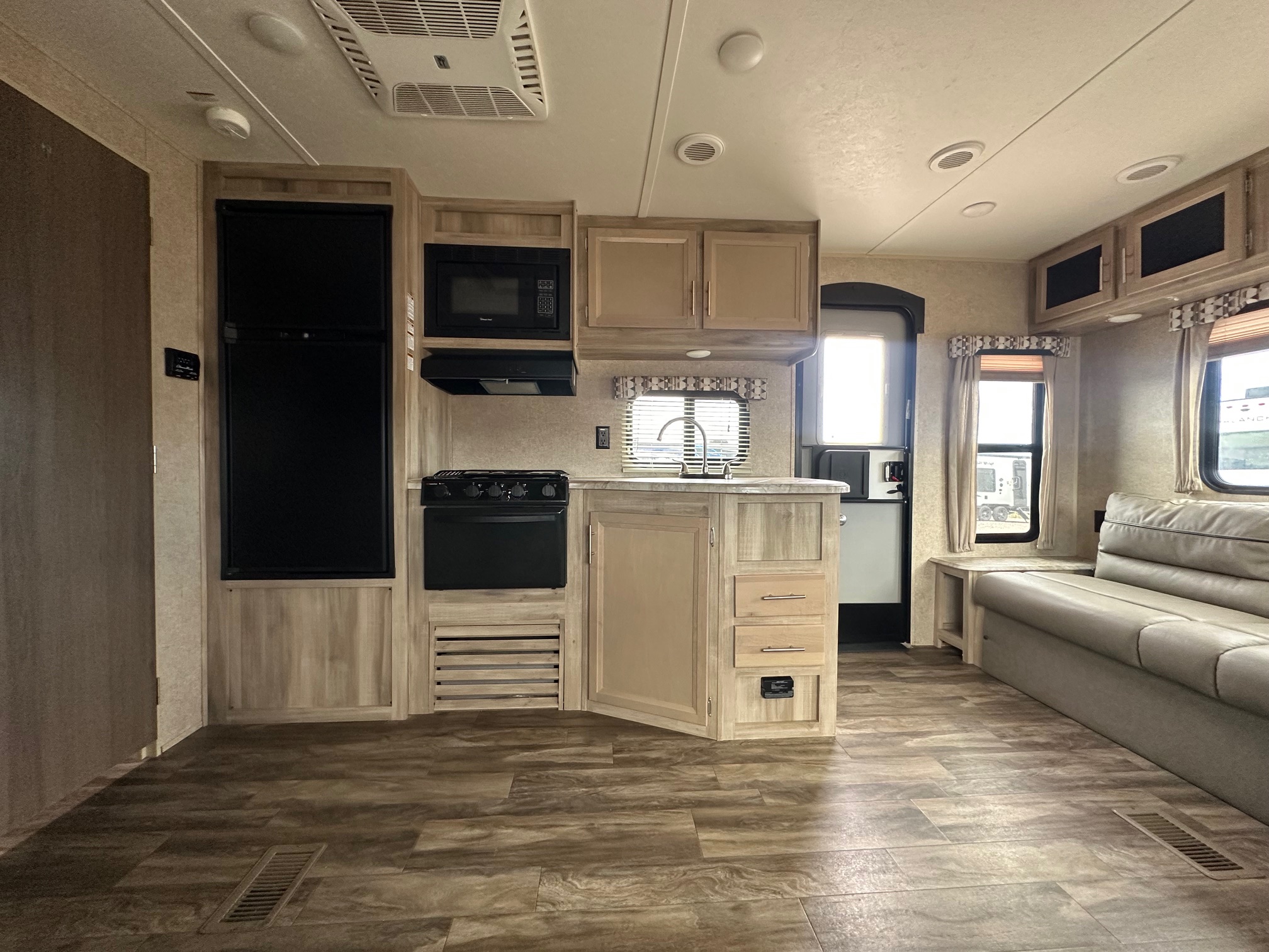 2020 Coachmen Catalina SBX 231MKS travel trailer