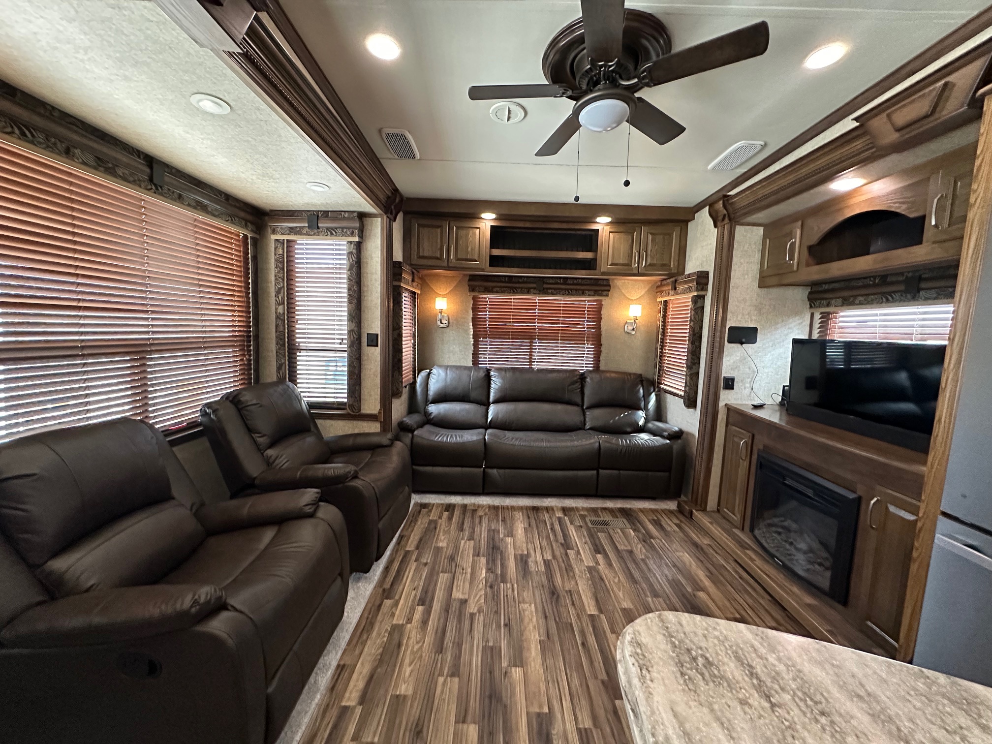 2016 Keystone Alpine 3600RS 5th wheel