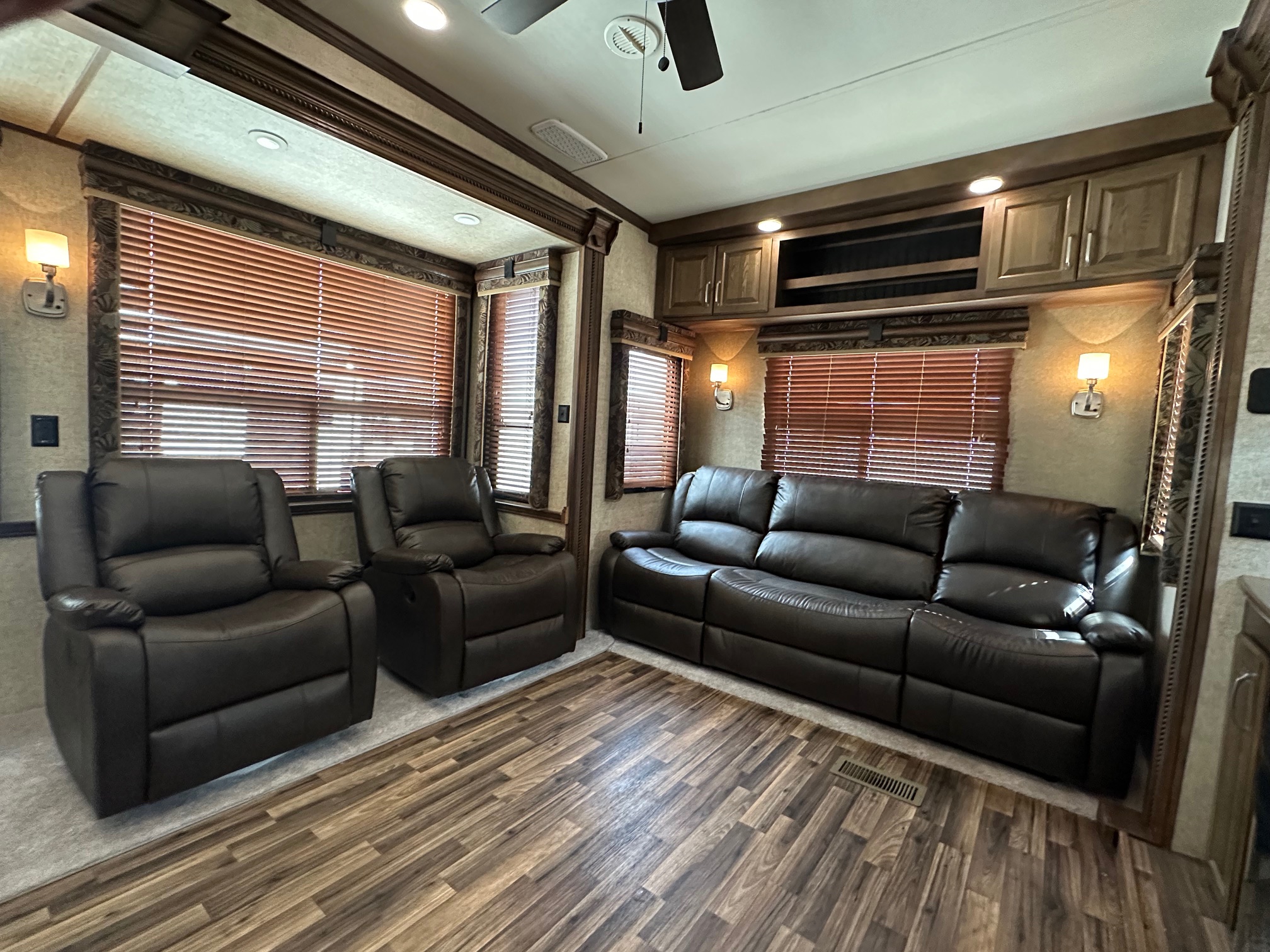 2016 Keystone Alpine 3600RS 5th wheel