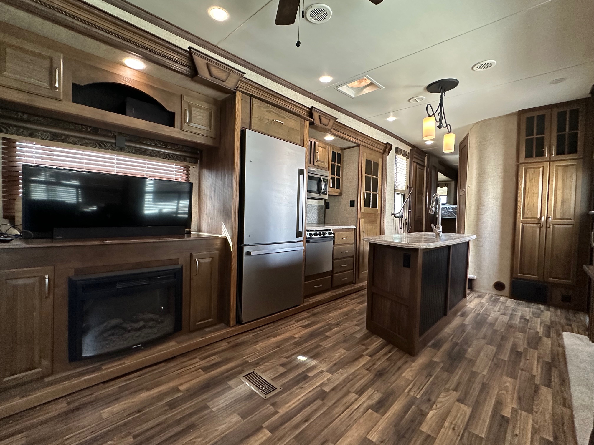 2016 Keystone Alpine 3600RS 5th wheel