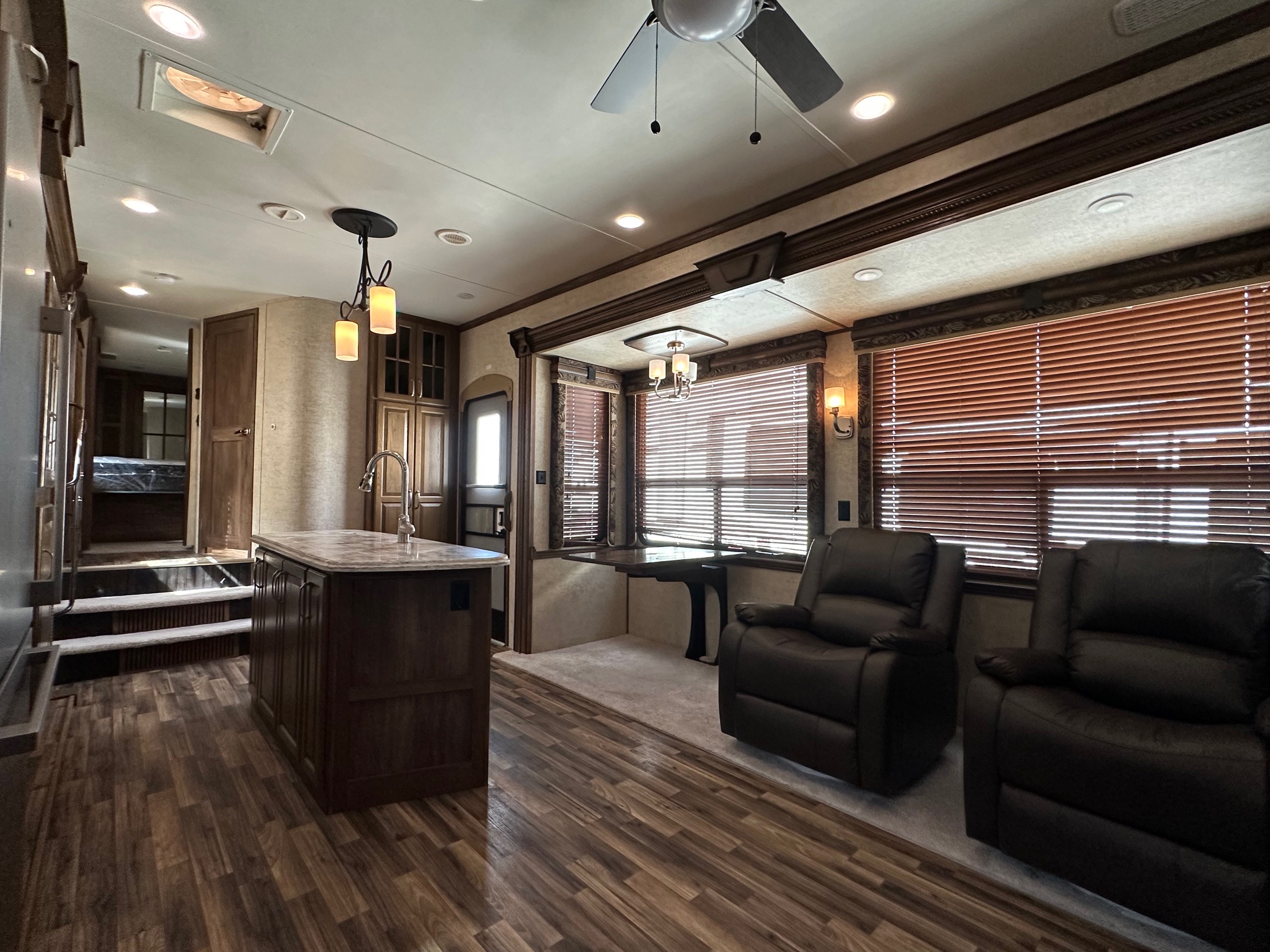 2016 Keystone Alpine 3600RS 5th wheel