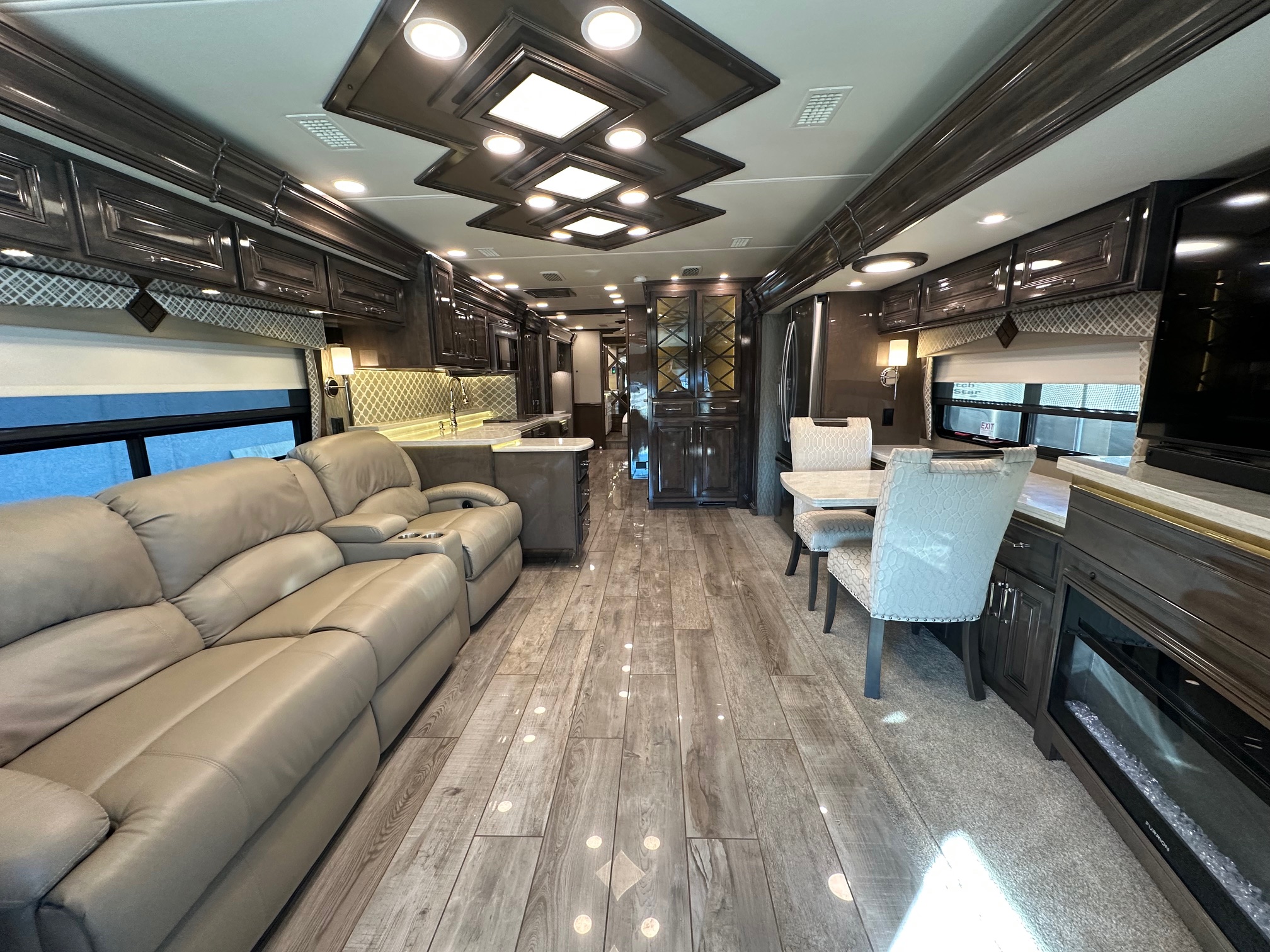 2020 Entegra Anthem 44B Class A Diesel Pusher – 1 1/2 bathrooms 