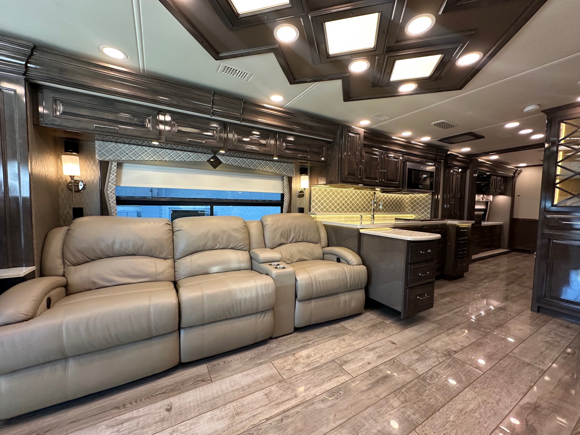 2020 Entegra Anthem 44B Class A Diesel Pusher – 1 1/2 bathrooms 