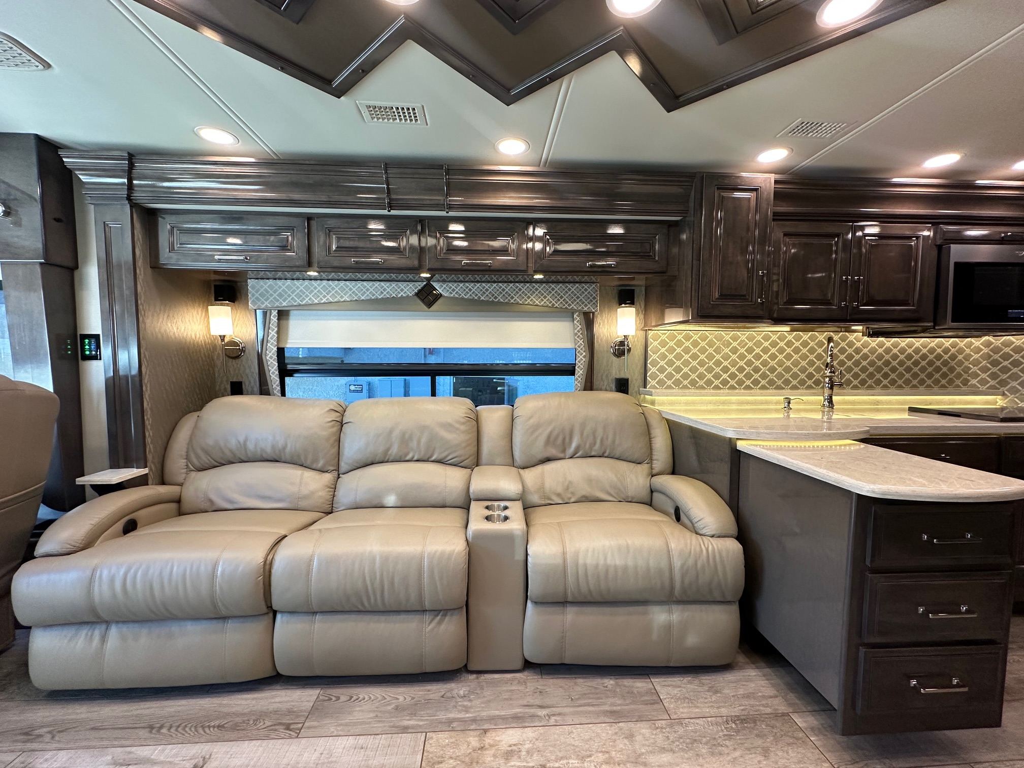 2020 Entegra Anthem 44B Class A Diesel Pusher – 1 1/2 bathrooms 