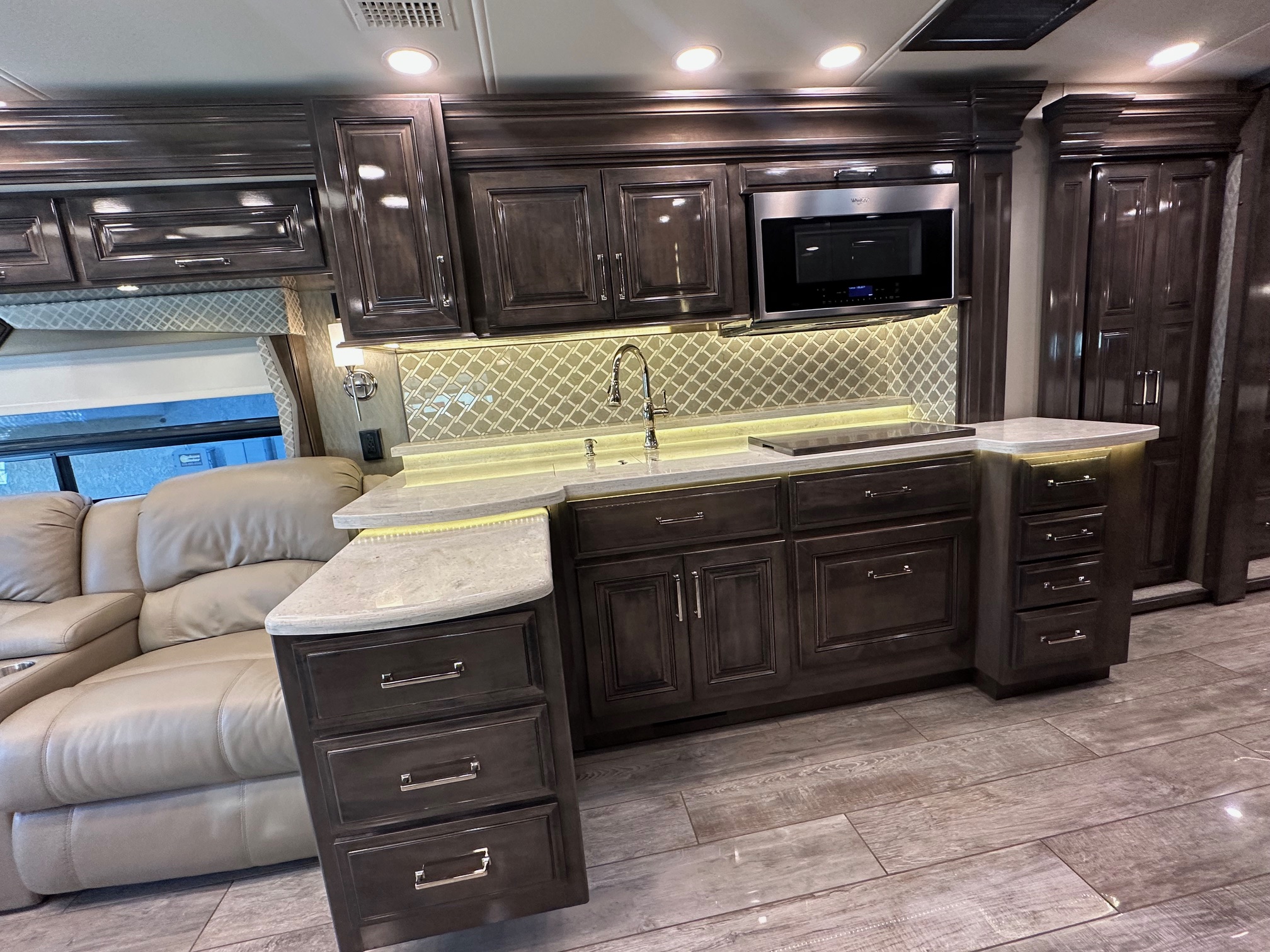 2020 Entegra Anthem 44B Class A Diesel Pusher – 1 1/2 bathrooms 