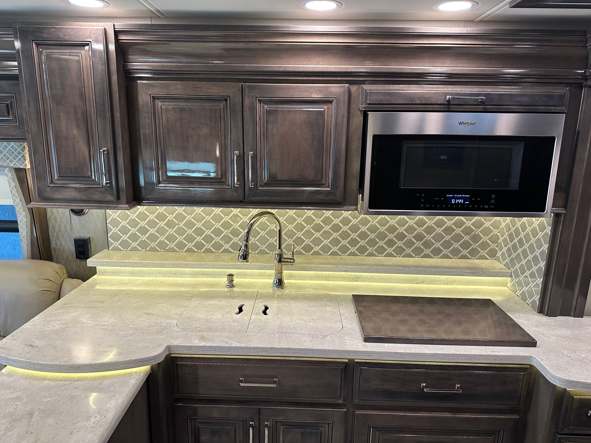 2020 Entegra Anthem 44B Class A Diesel Pusher – 1 1/2 bathrooms 