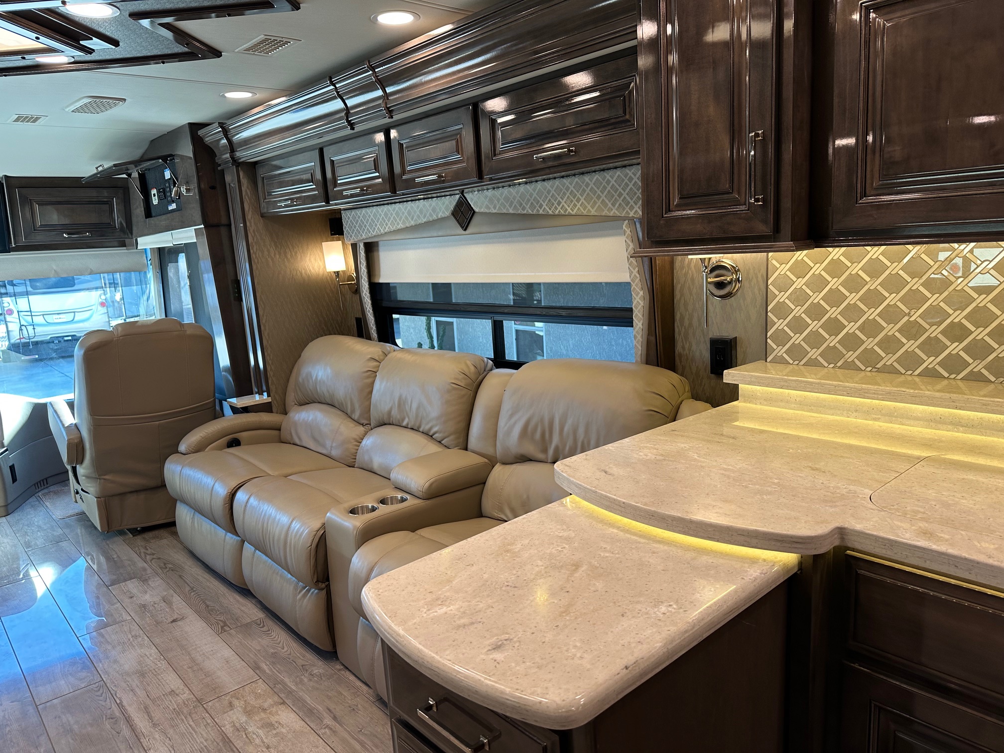 2020 Entegra Anthem 44B Class A Diesel Pusher – 1 1/2 bathrooms 