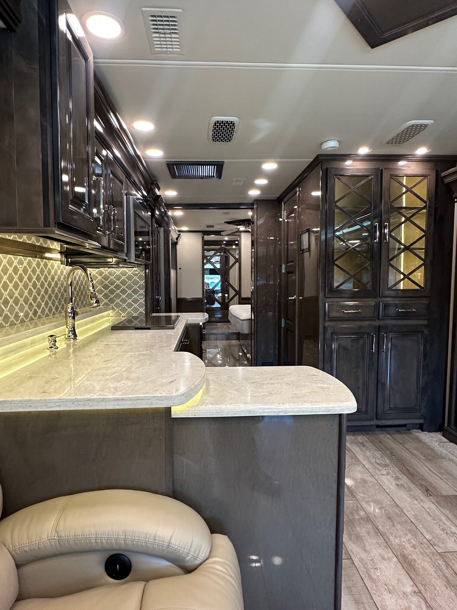 2020 Entegra Anthem 44B Class A Diesel Pusher – 1 1/2 bathrooms 